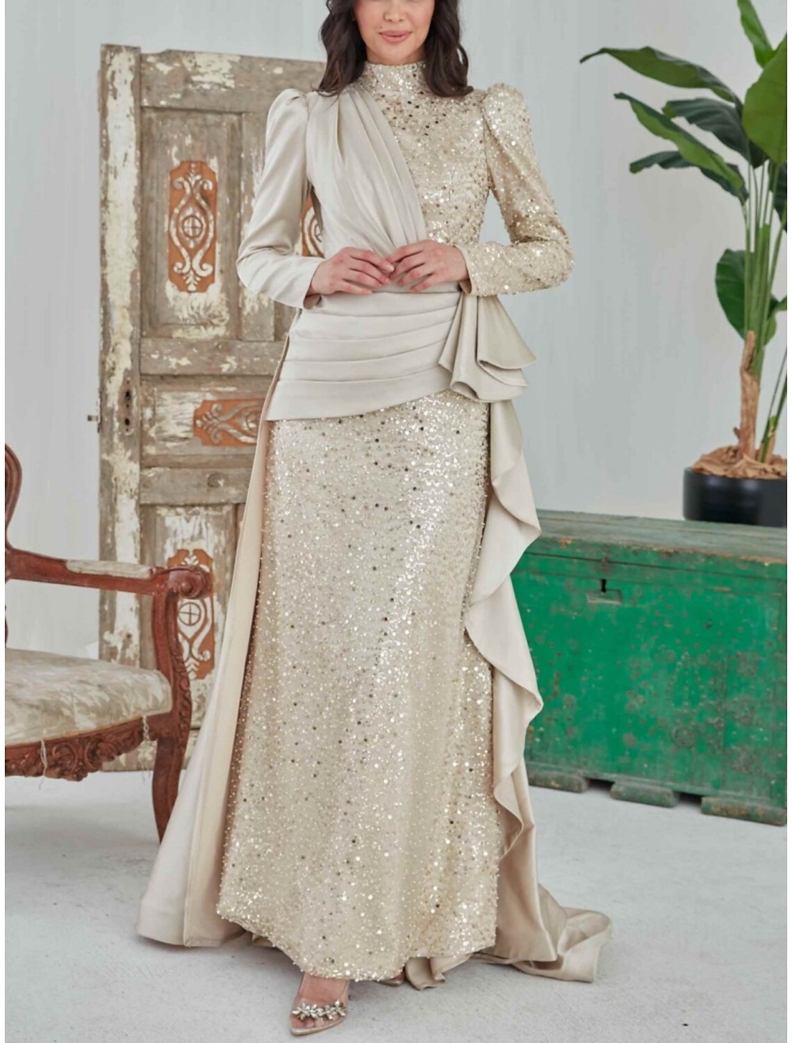 Abito da sera a trapezio color champagne, elegante, formale, con strascico a ruota, manica lunga, collo alto, raso con pieghe glitterate e arricciato